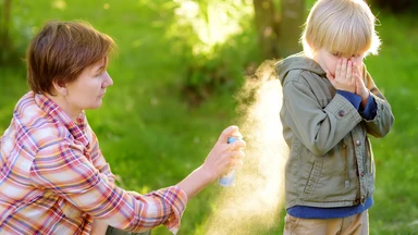 Phun thuốc muỗi vào quần áo có sao không? Giải đáp từ chuyên gia