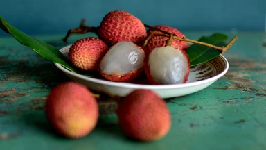 Quả vải: Thành phần dinh dưỡng, calo và lưu ý khi ăn