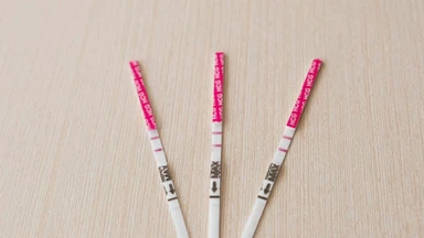 Que thử thai và que thử rụng trứng: Khác nhau thế nào, có dùng thay thế được không?