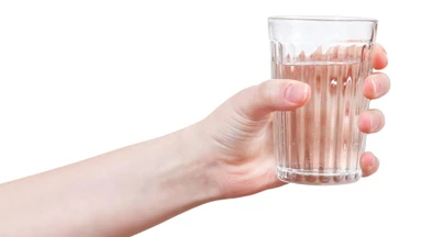 Sau khi nhổ răng bao lâu thì được uống nước? Lưu ý cần biết