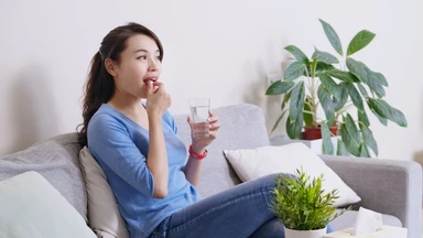 Sau sinh bao lâu thì uống thuốc tẩy giun để an toàn cho mẹ và bé?