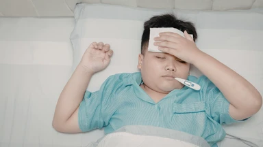 Sốt viêm họng ở trẻ em khi nào cần đến viện? Dấu hiệu cha mẹ không nên bỏ qua