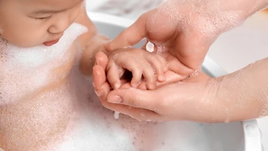 Sữa tắm cho bé viêm da cơ địa: Tiêu chí lựa chọn và cách sử dụng an toàn