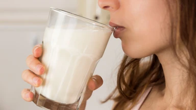 Tác hại của sữa tươi không đường: Uống nhiều có ảnh hưởng gì đến sức khỏe?