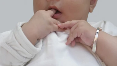 Tác hại của việc đeo vòng bạc cho trẻ nhỏ cha mẹ cần biết