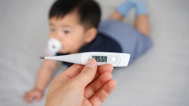 Thân nhiệt 35,5 độ ở trẻ em có sao không? Cha mẹ cần làm gì?