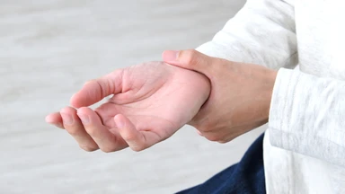 Thiếu canxi có bị run tay không? Nguyên nhân gây thiếu canxi