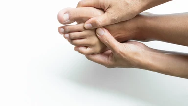 Thiếu canxi có bị tê tay chân không? Nguyên nhân gây thiếu canxi