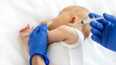 Tiêm kháng thể đơn dòng RSV: Nirsevimab với biệt dược là Beyfortus - phòng viêm phổi, viêm phế quản do RSV ở trẻ