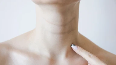 Cổ bị thâm đen là bệnh gì? Nguyên nhân và cách xử lý