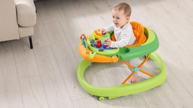 Trẻ 7 tháng ngồi xe tập đi được không? Lời khuyên từ chuyên gia