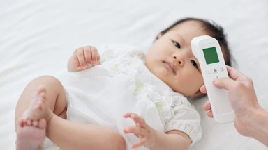 Trẻ 9 tháng tiêm mũi sởi có sốt không? Cách chăm sóc trẻ bị sốt sau tiêm vắc xin sởi