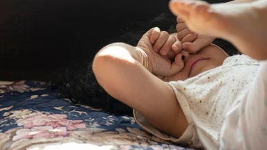 Trẻ bị co giật chân tay khi ngủ: Nguyên nhân và cách xử lý hiệu quả?