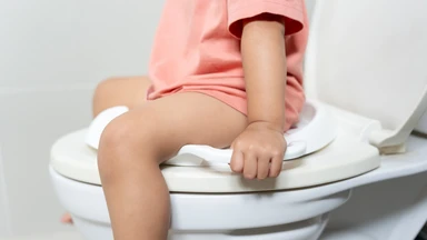 Trẻ đi ngoài phân màu đen có sao không? Nguyên nhân và cách xử trí