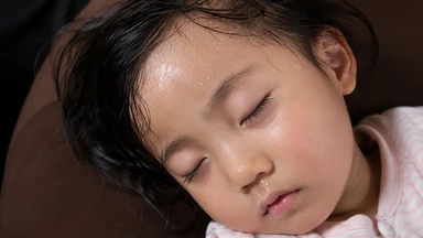 Trẻ đổ mồ hôi đầu thiếu chất gì? Cha mẹ cần biết