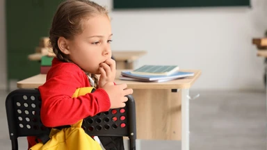 Trẻ hay cắn móng tay là thiếu chất gì? Nguyên nhân và cách khắc phục