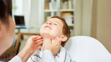 Trẻ nổi hạch ở cổ lâu ngày nguy hiểm không? Nguyên nhân và phương pháp điều trị hiệu quả