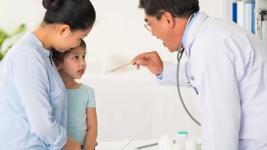Trẻ nuốt phải viên bi có sao không? Cha mẹ cần làm gì khi trẻ nuốt phải dị vật?