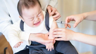 Trẻ sợ kim tiêm phải làm gì? Mẹo giúp trẻ bớt sợ khi đi tiêm chủng