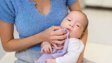Trẻ sơ sinh hay bị nấc và trớ: Nguyên nhân, cách xử lý và phòng ngừa