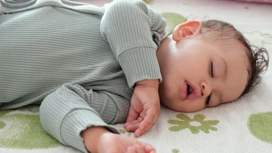 Trẻ sơ sinh nằm quạt được không? Những lưu ý cha mẹ cần biết