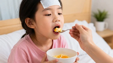 Trẻ sốt ăn trứng gà được không?
