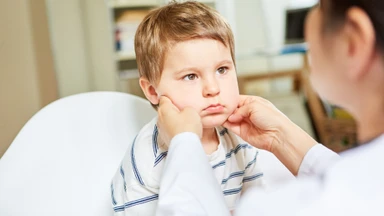 Trẻ sốt nổi hạch ở cổ: Dấu hiệu cảnh báo và cách xử lý an toàn