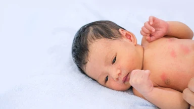 Trẻ vặn mình liên tục: Nguyên nhân, dấu hiệu bất thường và cách xử lý