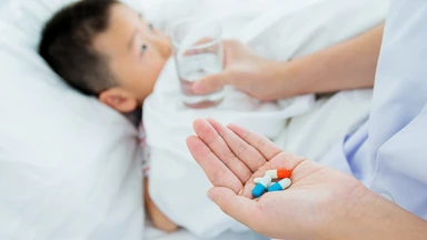 Trẻ vừa uống thuốc hạ sốt bị nôn có nên uống lại không?