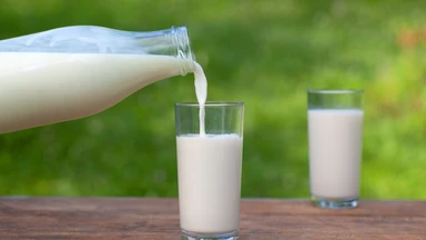 Ung thư uống sữa được không? Lời khuyên dinh dưỡng từ chuyên gia