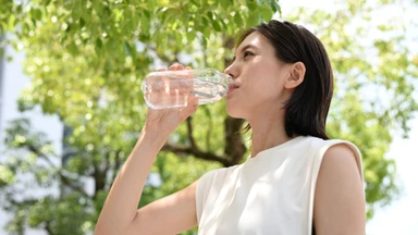 Uống nhiều nước khoáng có tốt không? Lợi ích và rủi ro cần biết