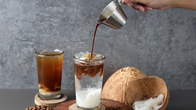 Uống nước dừa với cà phê có sao không? Cách uống an toàn, hợp lý