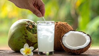 Uống thuốc xong bao lâu được uống nước dừa? Giải đáp từ chuyên gia
