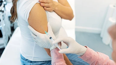 Mẹ bầu cần tìm hiểu về vắc xin RSV và các phản ứng có thể gặp sau tiêm
