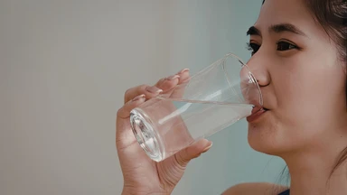 Viêm cầu thận có nên uống nhiều nước? Cách bổ sung nước phù hợp để hỗ trợ sức khỏe thận