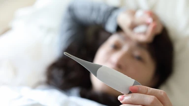 Viêm mũi dị ứng có gây sốt không? Cách phân biệt với bệnh hô hấp khác