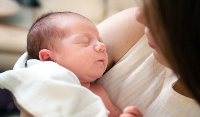Trẻ sơ sinh ọc sữa nhiều lần trong ngày có đáng lo ngại không?