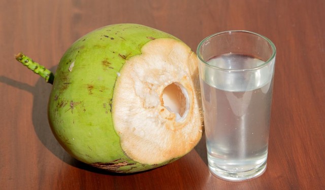 Ngộ độc thực phẩm có nên uống nước dừa không? Các thức uống nên tránh