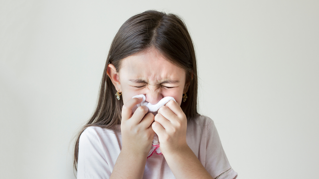 Trẻ bị viêm tiểu phế quản có nên tắm không? Những điều cần lưu ý