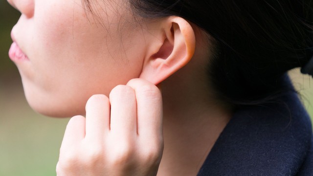 5 mẹo chữa ù tai nhanh bạn có thể áp dụng ngay tại nhà