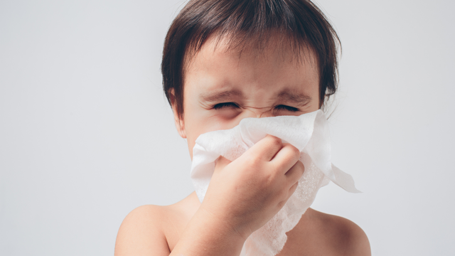 Trẻ bị sổ mũi có tiêm phòng được không? Khi nào cần hoãn tiêm phòng 
