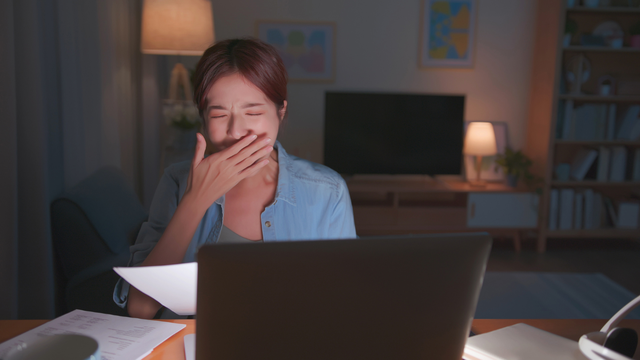 Thức khuya có ảnh hưởng đến kinh nguyệt không?