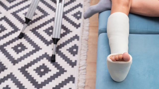 Bị gãy chân nên ăn gì cho mau lành? Lưu ý giúp phục hồi nhanh hơn 