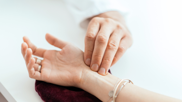 Người bình thường có mạch đập ở cổ tay không? Cách nhận biết chuẩn nhất