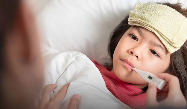 Trẻ sốt nên nằm quạt hay máy lạnh? Lợi ích và rủi ro có thể xảy ra