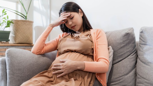 Bà bầu bị đau đầu tháng thứ 4 do nguyên nhân gì?