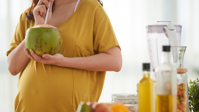Bà bầu huyết áp thấp có nên uống nước dừa không?