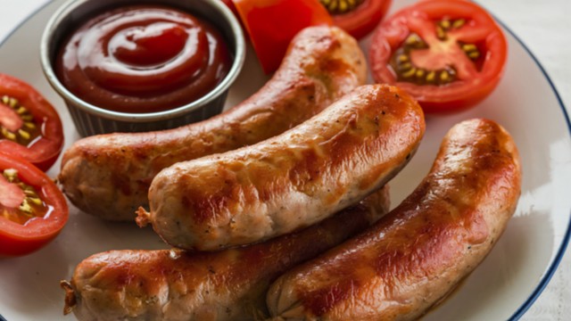 Bầu ăn xúc xích được không? Lợi ích, rủi ro và cách ăn an toàn