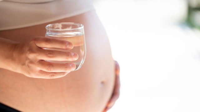 Bầu uống nước vối được không? Lợi ích, rủi ro và cách uống an toàn cho mẹ bầu
