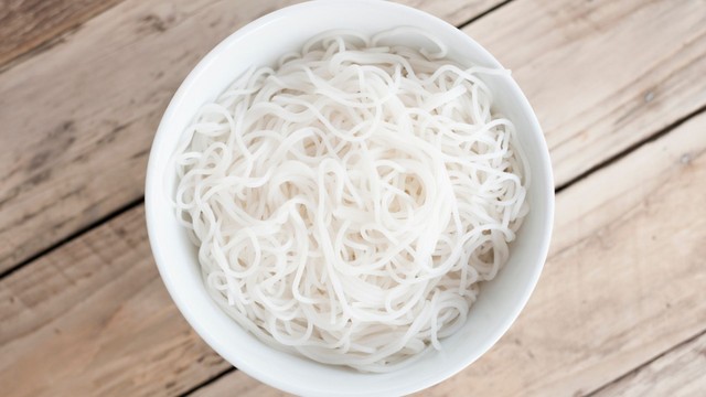 Bé 1 tuổi ăn bún được không và nguy cơ khi bé ăn không đúng cách?